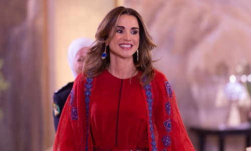 Odvažno izdanje lijepe kraljice za posebno okupljanje u palači