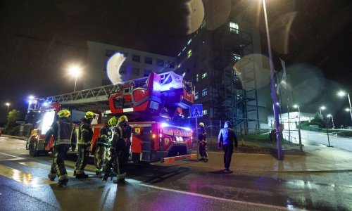 VIDEO, FOTO: Vjetar otkinuo komad fasade s KBC-a Zagreb, prijeti padom