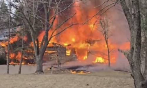 Avion se srušio na kuću u Minnesoti: Plamen ju je progutao u nekoliko minuta