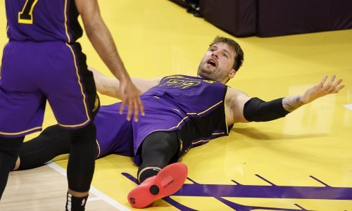 Pogledajte kako je Dončić pao na klupu protivnika pa zavapio: 'Prestar sam ja za ovo'