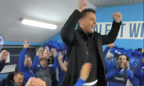 Lete dresovi, trener se popeo na stol. Pogledajte ludnicu u svlačionici Slavena nakon pobjede