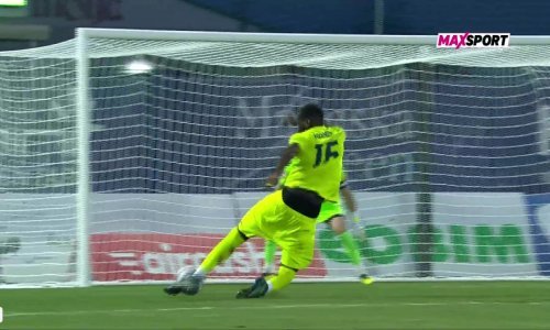 Pogledajte kako je Kanga upropastio zicer. Komentator: Gaćice su mu zasmetale