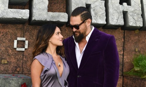 Modno usklađeni: Jason Momoa nije skidao pogled s djevojke u predivnoj haljini