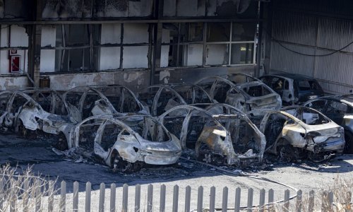 U Rimu izgorjelo 17 Tesli, u Berlinu vandali bojom 'napali' salon