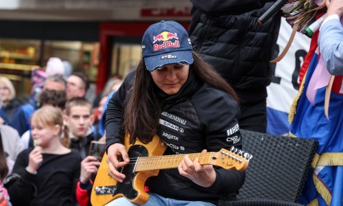 Baklje, svirka, fotografiranje: Ovako je izgledalo na dočeku Zrinke Ljutić