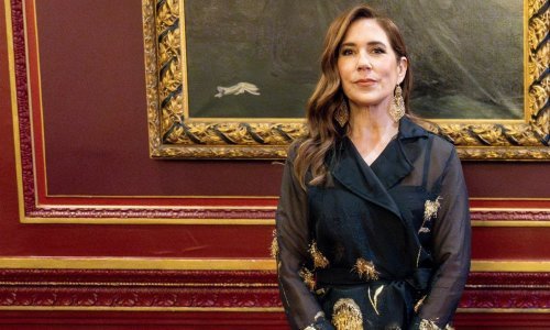 Kakav kaput! Odvažno izdanje lijepe kraljice ostavlja bez daha