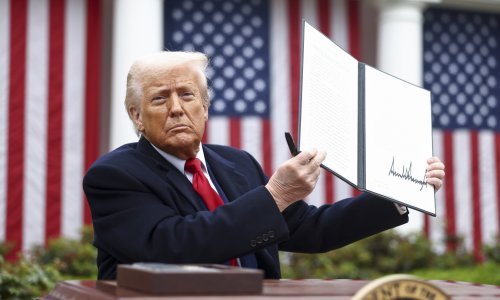 Trump potpisao uredbe: Carine na uvoz iz EU 20 posto, na sve strane aute 25 posto