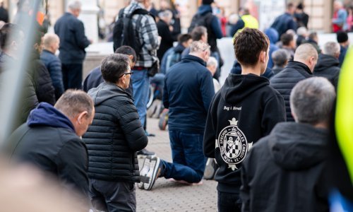 Molitelji se opet okupili, prosvjednici stigli s bubnjevima - evo što su poručili