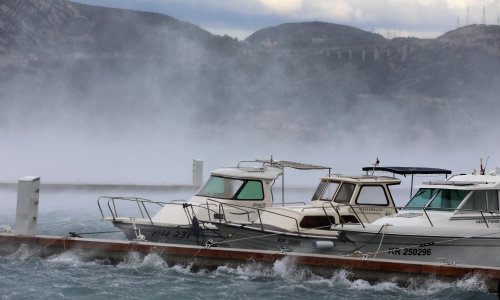 HAK: Olujni vjetar otežava promet na Jadranu