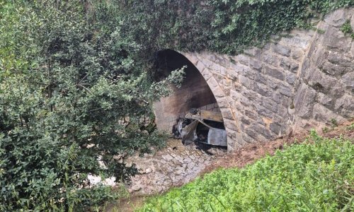 Nesreća kod Makarske: Vatrogasci u zadnji tren izvukli muškarca iz zapaljenog vozila