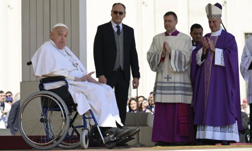Papa se pojavio u kolicima na misi za bolesne, pročitana njegova propovijed