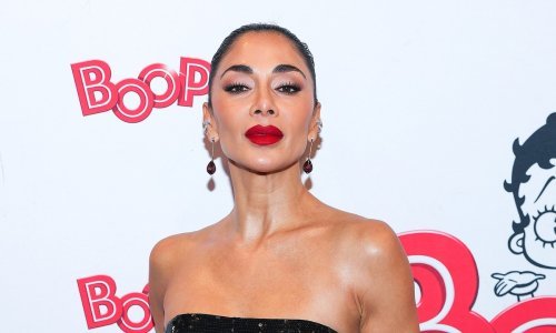 Zgodna brineta stvorila pomutnju u pripijenoj haljinici koja joj stoji kao salivena