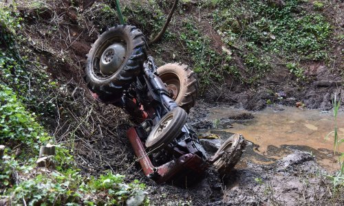 Tragedija kod Lipika: Poginuo u prevrtanju traktora