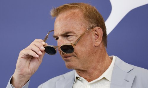 Kevin Costner već je zaboravio na J.Lo: Snimljen na ručku s nepoznatom brinetom