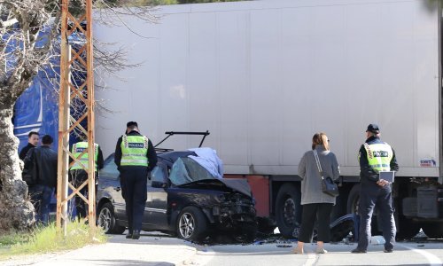 Teška prometna nesreća kod Šestanovca; sudarili se teretnjak i automobil; jedna osoba poginula