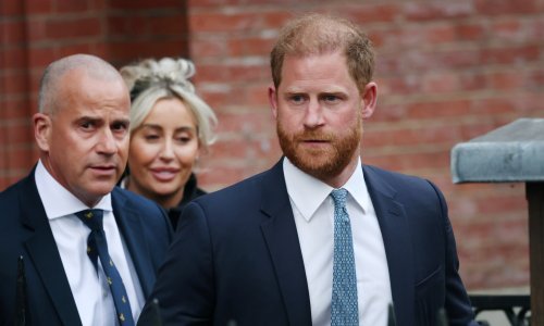 Drama na sudu: Dok kralj uživa u Italiji, Harry se bori za svoju sigurnost