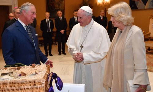 Papa Franjo imao iznenadne posjetitelje, stigli mu kralj Charles i kraljica Camilla