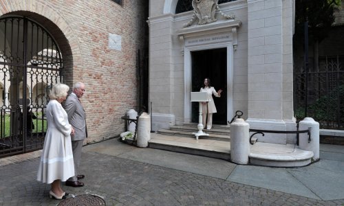 Tisuće ljudi usred Italije mahalo britanskim zastavama i pljeskalo kralju i kraljici