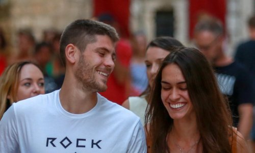 Prava rijetkost: Naš Vatreni pokazao djelić idile sa samozatajnom suprugom