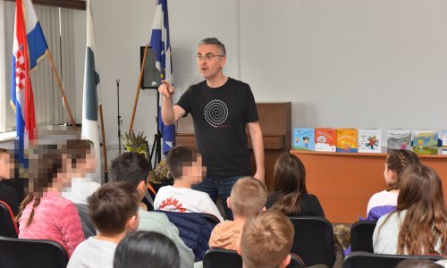 Uživio se: Zoran Vakula djeci predstavio svoje slikovnice, legao je na pod i proizvodio zvukove