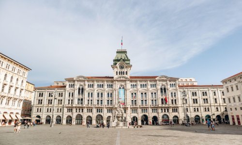 Na slovenski konzulat u Trstu napisali 'Konzulat us*anih Slavena', u Ljubljani pobjesnili