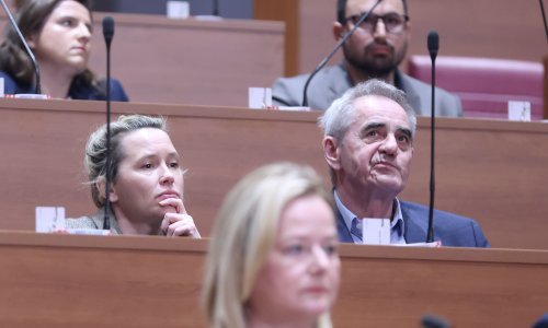 Ivana Kekin nakon uhićenja supruga otišla u Sabor. Zabrinuto pratila glasanje o Turudiću