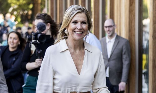 Lijepa kraljica ne izlazi iz ove haljine: Nosi se godinama, a uz ovaj trik još je laskavija