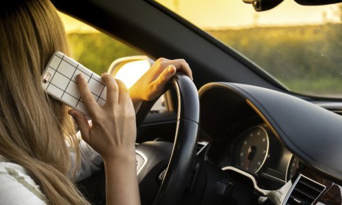 Njemačka policija uvodi kamere za otkrivanje vozača koji koriste mobitel