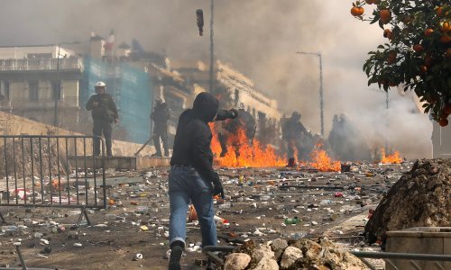 Bacali baklje i kamenje na policiju: U nemirima u Atenih 70 uhićenih