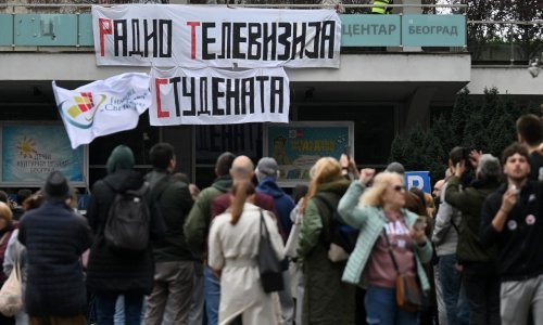 Srbijanski studenti i dalje blokiraju RTS, u jutrošnjem incidentu ozlijeđen policajac