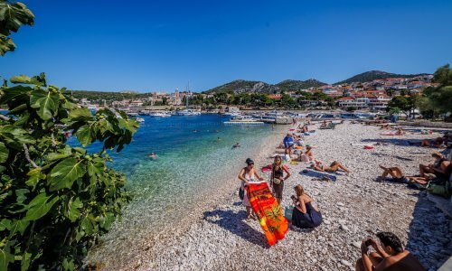 Novčane kazne: Britanci se raspisali o strogim pravilima odijevanja na Hvaru