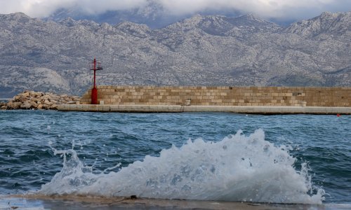 U Dalmaciji udari olujnog juga do 110 km/h, problemi u prometu