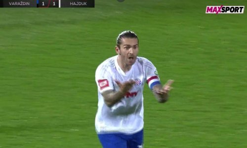 Pogledajte kako je Livaja poludio i krenuo prema sucu; prošao je bez žutog kartona