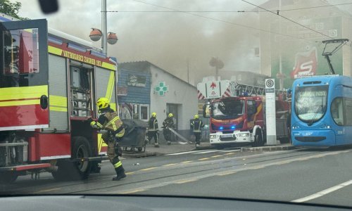 Požar na Savskoj cesti, vatrogasci na terenu