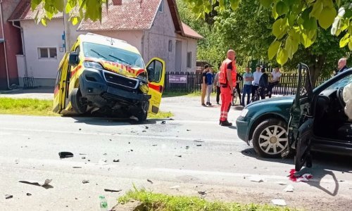 Težak sudar automobila i vozila hitne pomoći, ima ozlijeđenih