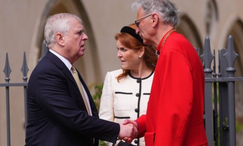 Skandalozni princ pojavio se na uskrsnoj misi s kraljem Charlesom unatoč svemu