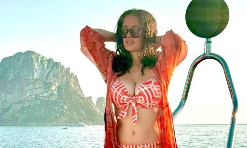 Tko bi joj dao 58? Salma Hayek pokazala besprijekornu figuru u bikiniju