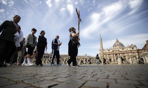 UŽIVO iz Vatikana: Vjernici se okupljaju i tuguju zbog smrti pape Franje