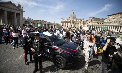 FOTO Vjernici se okupljaju u Vatikanu kako bi odali počast papi Franji