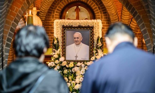 Pogledajte kako se vjernici diljem svijeta opraštaju od pape Franje