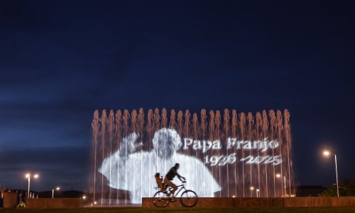 Zagreb se na fontanama oprostio od pape Franje