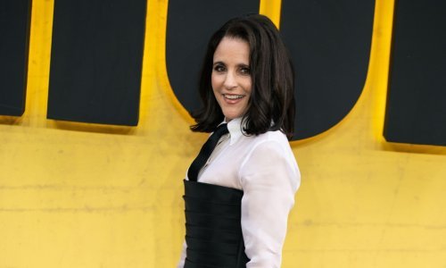 Bijela košulja postala je vladaricom crvenog tepiha, a jasno je i zašto