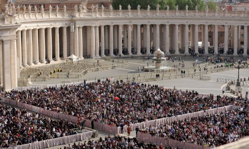 FOTO Tisuće vjernika odaju počast papi Franji na Trgu sv. Petra