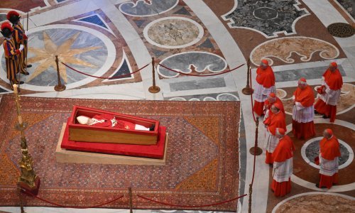 Gužve u Vatikanu drugi dan ne jenjavaju: Golem broj ljudi odaje počast Papi