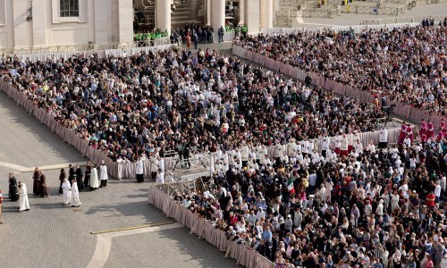Oko 50 tisuća vjernika odalo počast papi prije pogreba u subotu