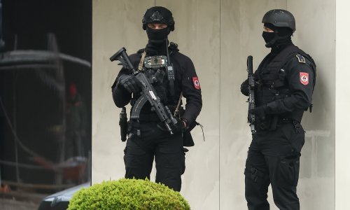 Dodik napustio zgradu vlade RS-a, pokazao tri prsta u automobilu