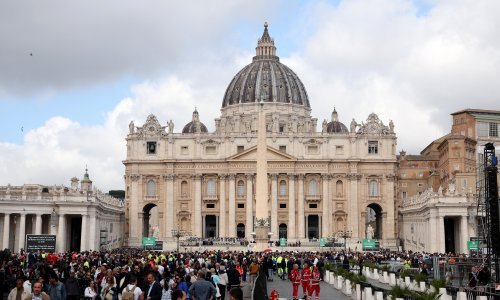 Tisuće vjernika se oprašta od Pape na trgu sv. Petra: Stvaraju se ogromni redovi