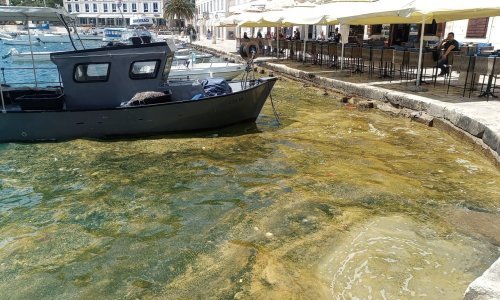 Ekološki incident na Hvaru; Ministarstvo: Postavljene su brane kako bi se spriječilo širenje