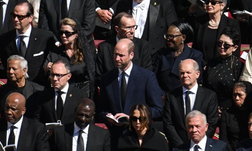 Ovo je razlog zašto je princ William završio u trećem redu, a Trump i Melania u prvom