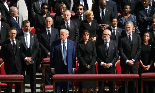 Kaos u rasporedu sjedenja: Donald Trump i Melania 'ugurali' se u prvi red